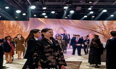孟若羽品牌活动现场，优雅亮相，与品牌方代表合影留念，背景为精致的活动布景